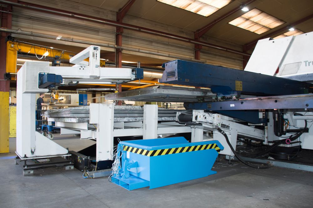 Produktbild Bauer Mini Kippbehälter lackiert in der Farbe Lichtblau MGU 230 bild 2