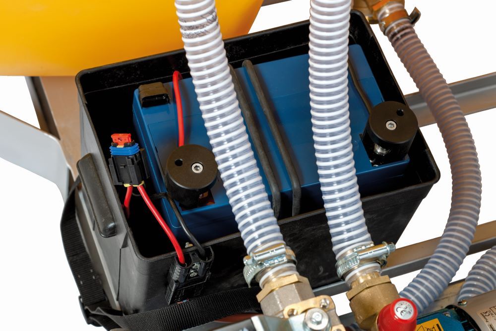 Produktbild Cemo BWS 130-PE FA 3000 Elektropumpe 24 V Li-Ion-Akku mit Haspel schwenkbar gelb bild 3