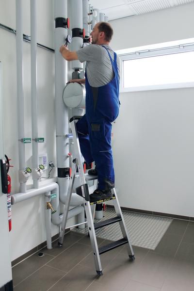 Produktbild Günzburger Alu Stehleiter 250 kg clip-step R13 einseitig begehbar 5 Stufen