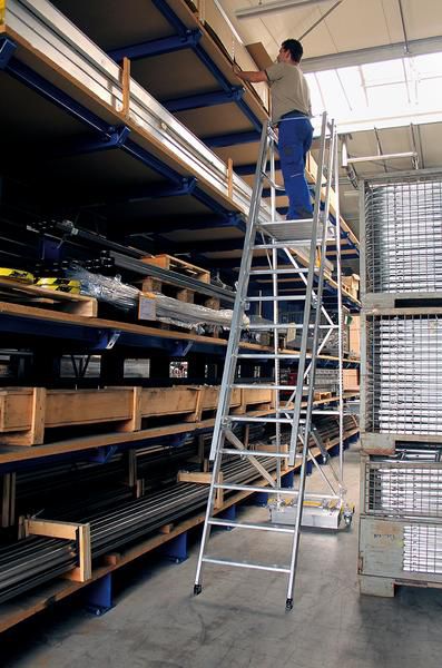 Produktbild Günzburger Aluminium Podestleiter schmal fahrbar und klappbar mit 14 Stufen