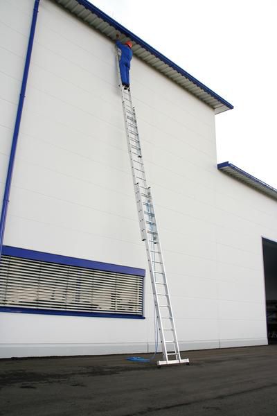 Produktbild Günzburger Aluminium Seilzugleiter mit Nivello Traverse 3 x 18 Sprossen