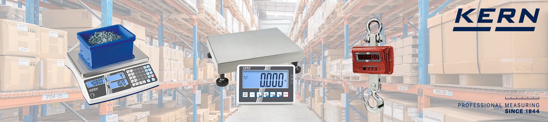 Drei Kern & Sohn Waagen präsentiert vor einem Hochregallager im Hintergrund