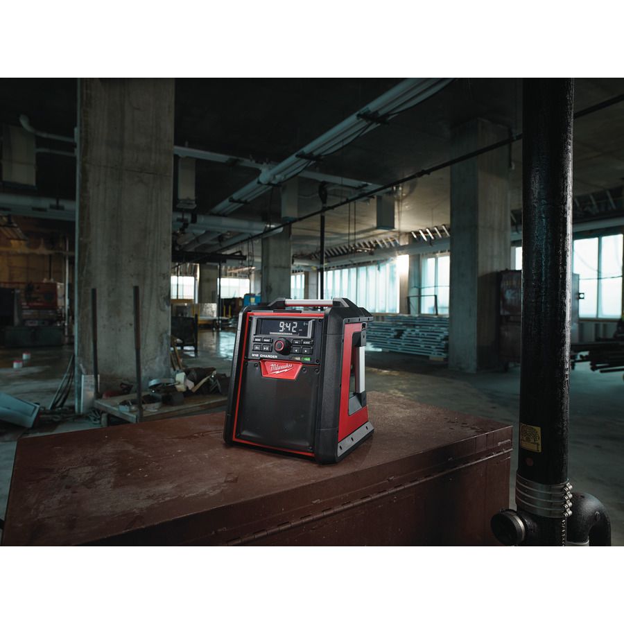 Produktbild Milwaukee Netz-/Akku Radio mit Ladefunktion M18 RC/0 bild 11