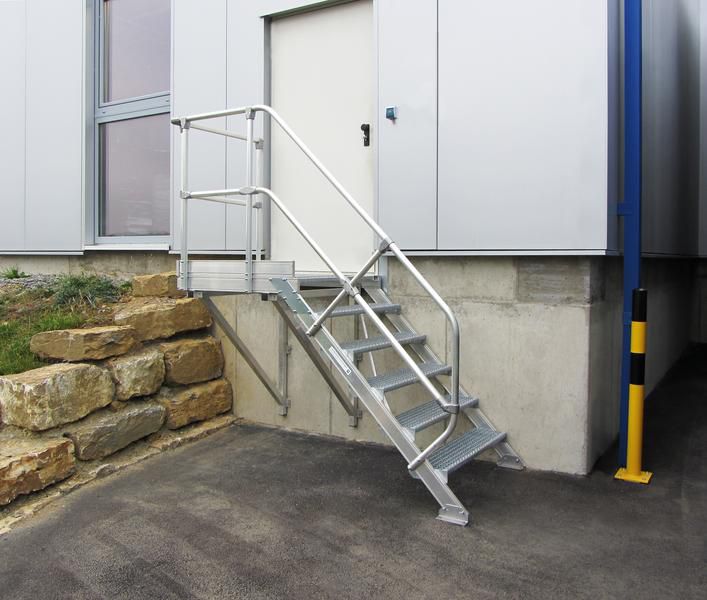 Produktbild Günzburger Aluminium Treppe 45 Grad mit Plattform 9 Stufen 600 mm breit