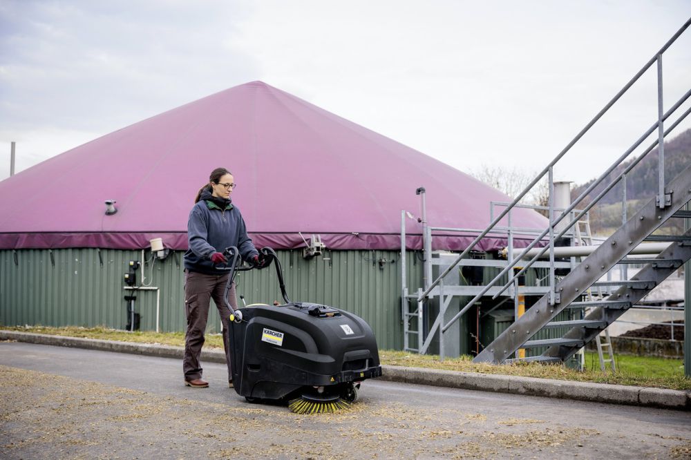 Produktbild Kärcher Kehrmaschine KM 75/40 W G Anniversary Edition - Anwendungsbild bild 2