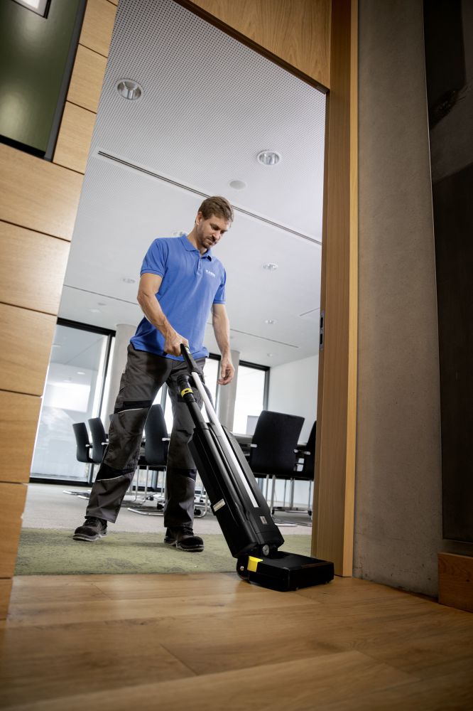 Produktbild Kärcher Akku Teppichbürstsauger CV 30/2 Bp Anniversary Edition - Anwendungsbild bild 2