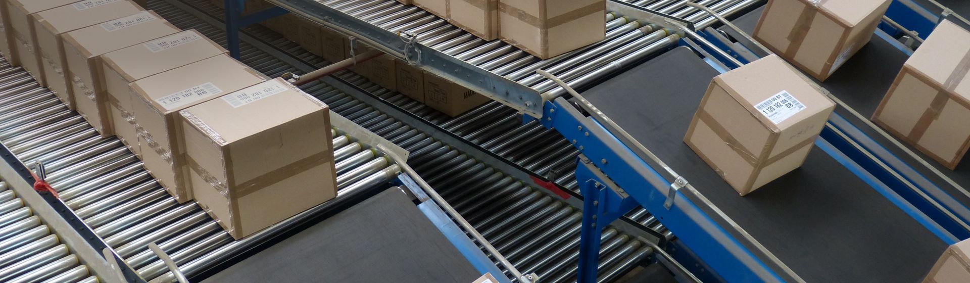 Rollbahnen mit Paketen in einem Lager bild