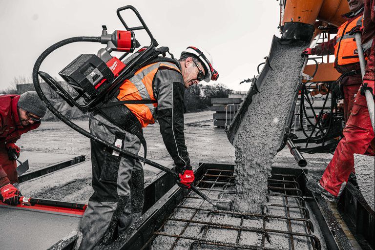 Produktbild Milwaukee MX FUEL Rucksack Betonverdichter MXFCVBP-602- Beispiel bild 2