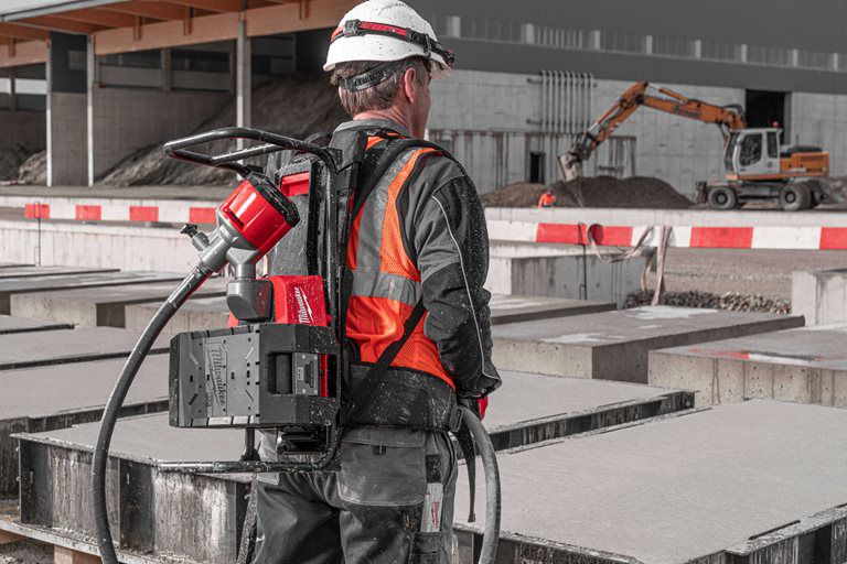 Produktbild Milwaukee MX FUEL Rucksack Betonverdichter MXFCV BP-0 - Beispiel bild 4