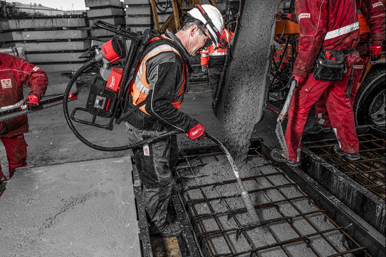 Produktbild Milwaukee MX FUEL Rucksack Betonverdichter MXFCVBPKIT-602 - Beispiel bild 6