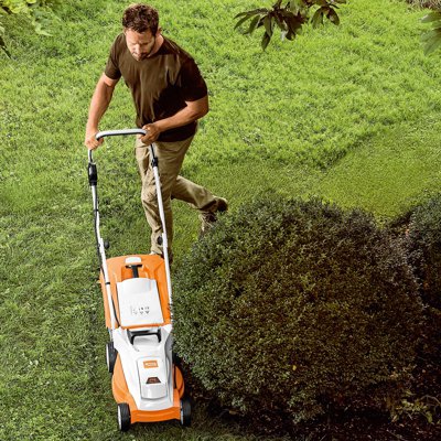 Stihl Akku Rasenmäher in Aktion