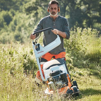 Stihl Benzin Rasenmäher in Aktion