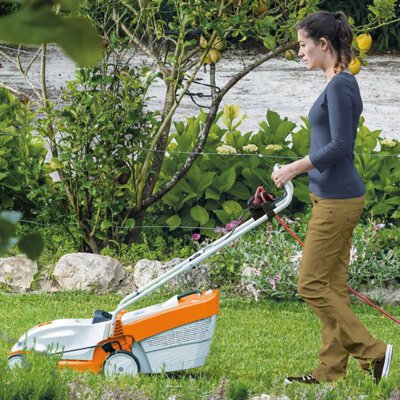 Stihl Elektro Rasenmäher in Aktion
