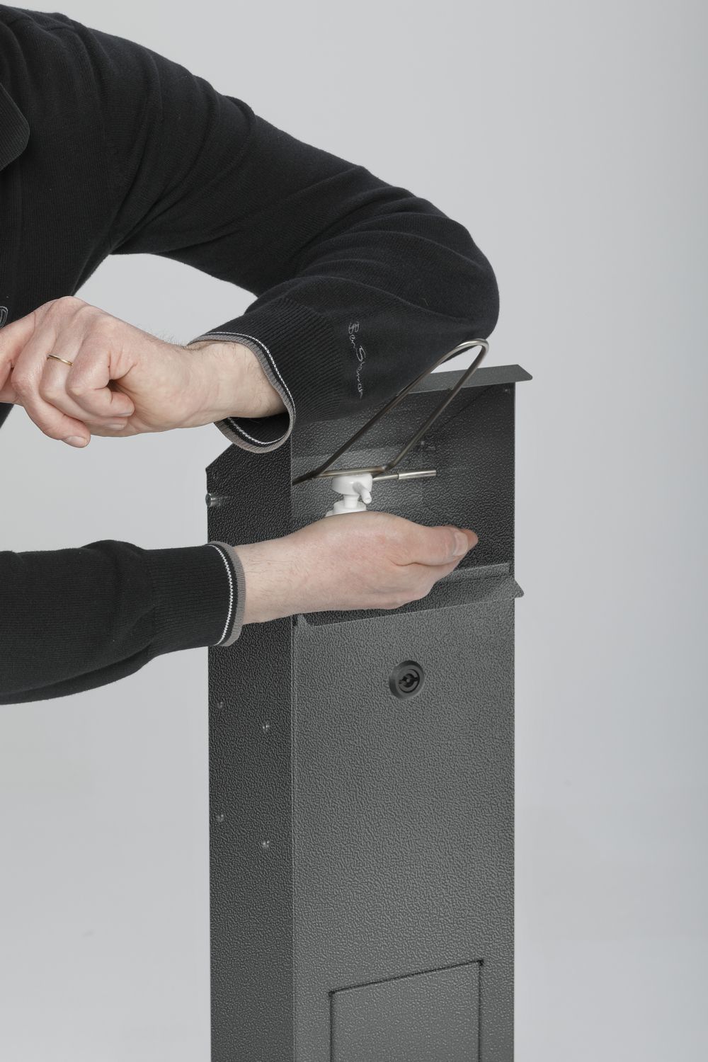 Produktbild Var Desinfektionsmittelspender HDS 115 antik silber beschichtet Handdesinfektionsspender Beispiel bild 2