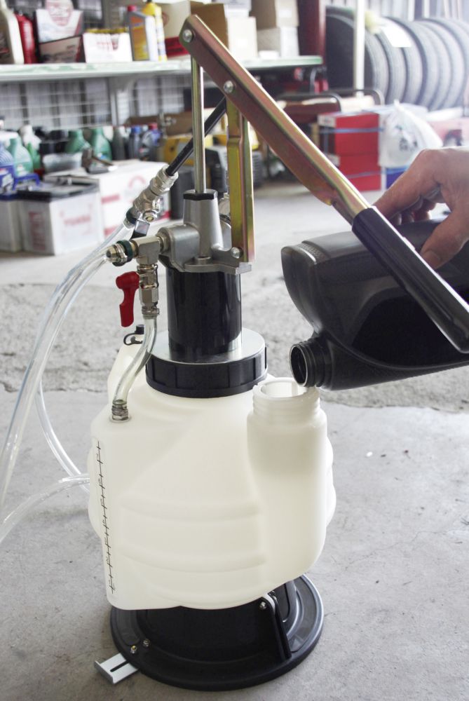 Produktbild KRAFTWERK Öl Einfüllgerät 7.5 l Set mit 8 Adaptern bild 4