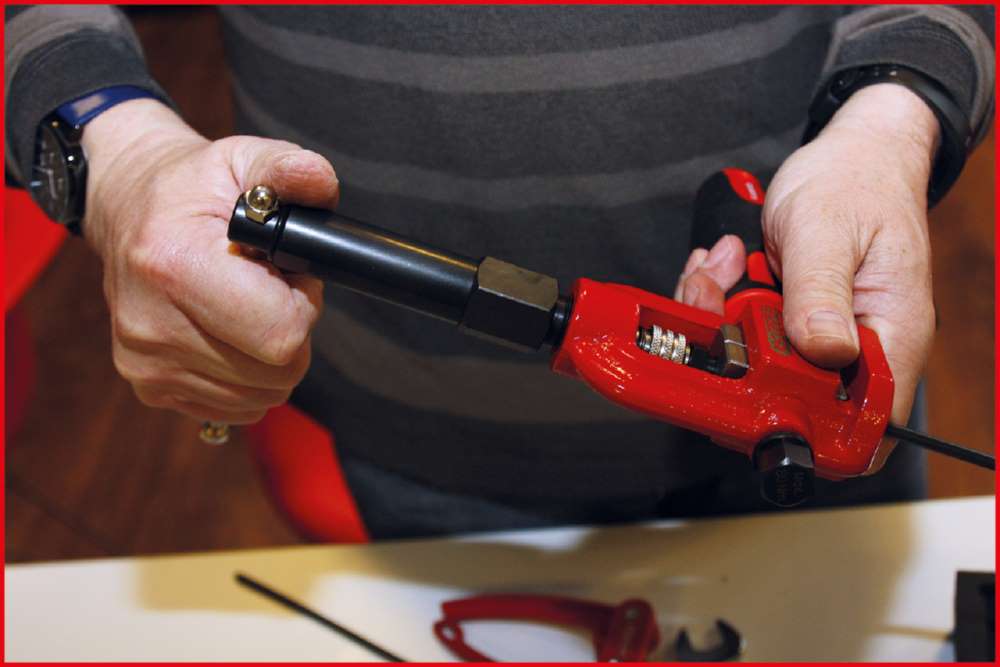 Produktbild KS Tools FLAREFIX 1 Universal Bremsleitungs Bördelgerät Satz mit Hydraulik Spindel bild 8