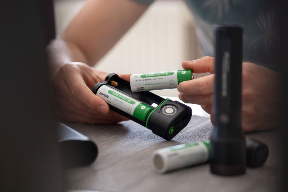 Produktbild Ledlenser Powerbank Flex10 mit zwei herausnehmbaren 21700 Akkus bild 3