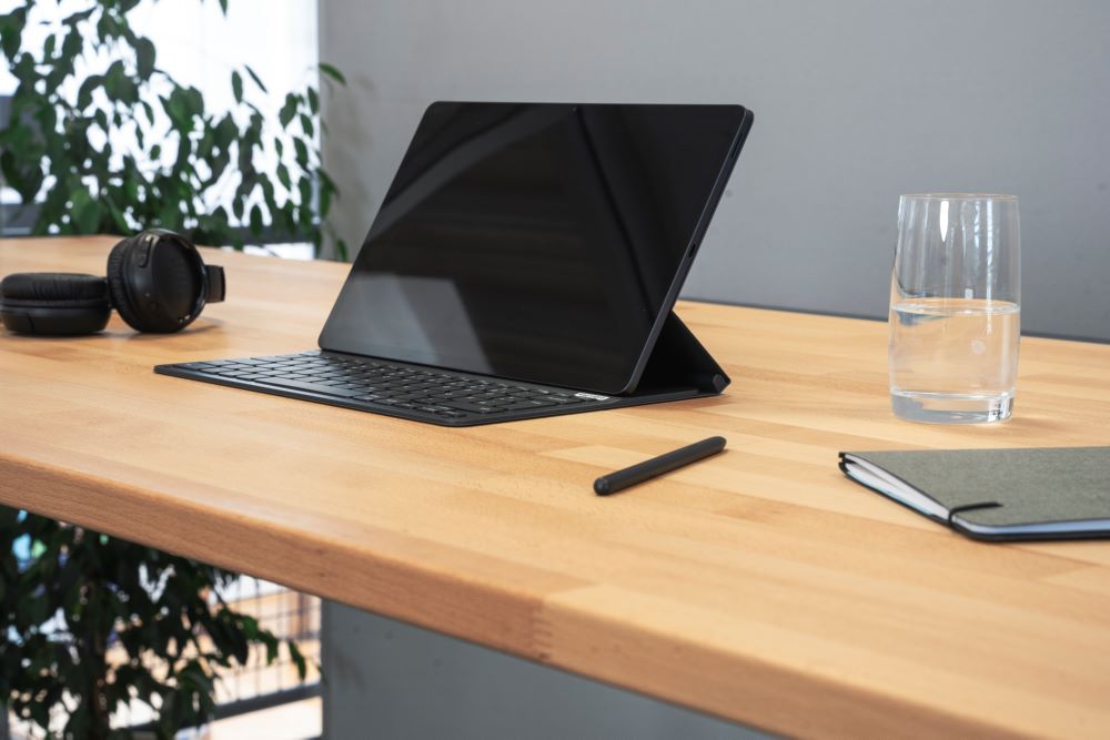 Produktbild Schreibtisch adlatus 100 1250 x 800 x 650-1300 mm B-Platte 25 mm RAL 9005 bild 2