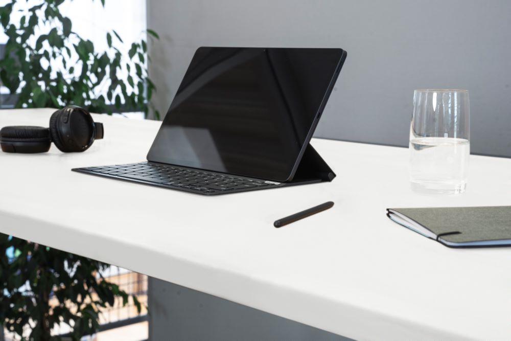 Produktbild Schreibtisch adlatus 100 1250 x 800 x 650-1300 mm M-Platte 22 mm RAL 7035 bild 2