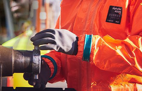 Produktbild arbeitskleidung schutz handschutz chemikalienschutz handschuhe teaser