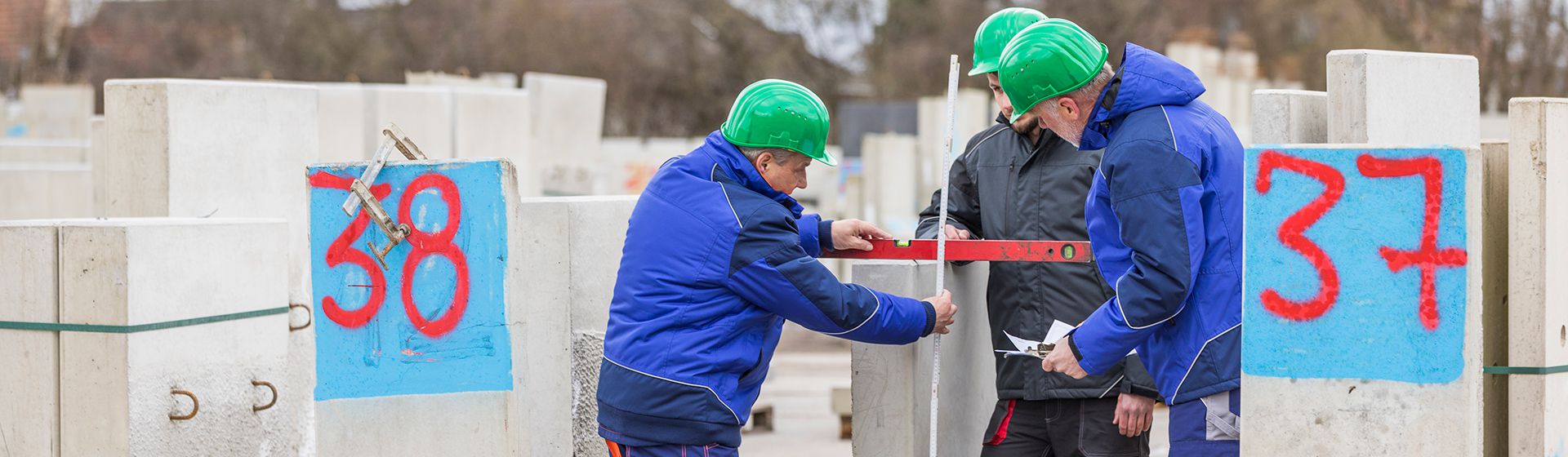 Baustellenarbeiter in Planam Arbeitskleidung bild