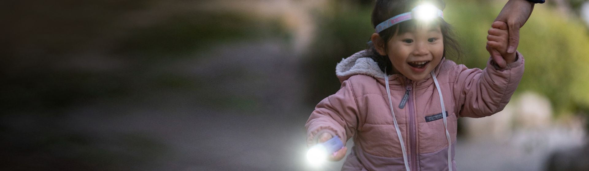 Kind mit Ledlenser Taschenlampe und Kopflampe bild