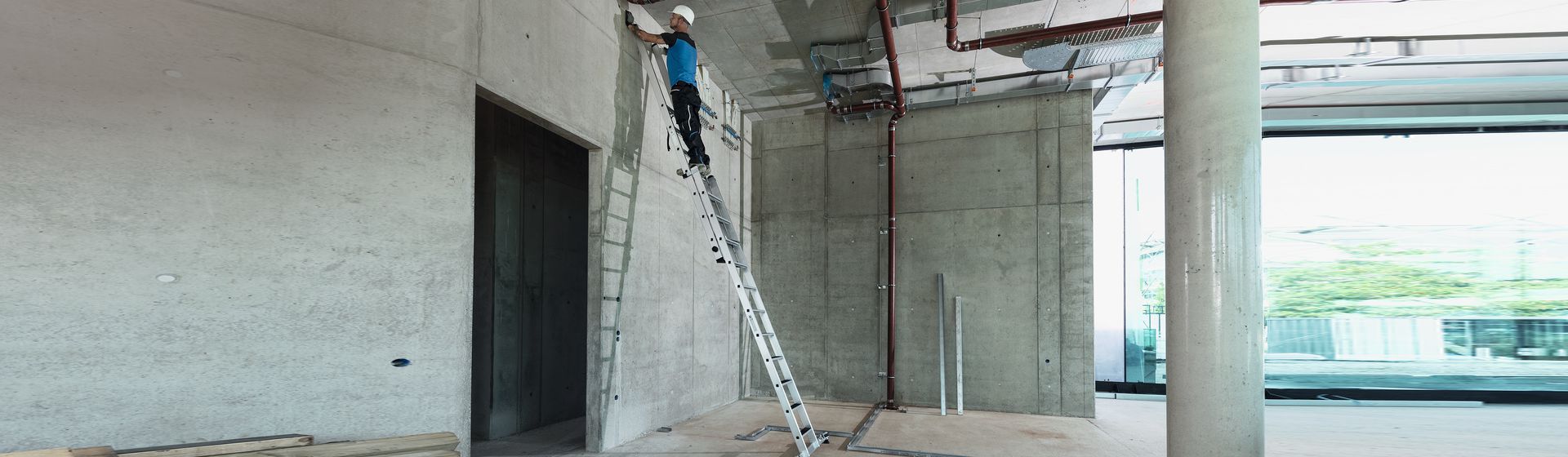Handwerker auf einer Munk Günzburger Steigtechnik Schiebeleiter bild