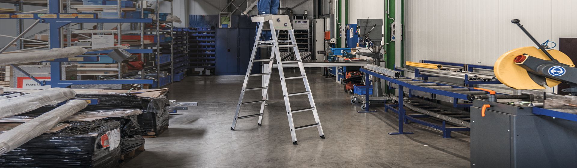 Munk Günzburger Steigtechnik Stehleiter in einer Werkstatt bild