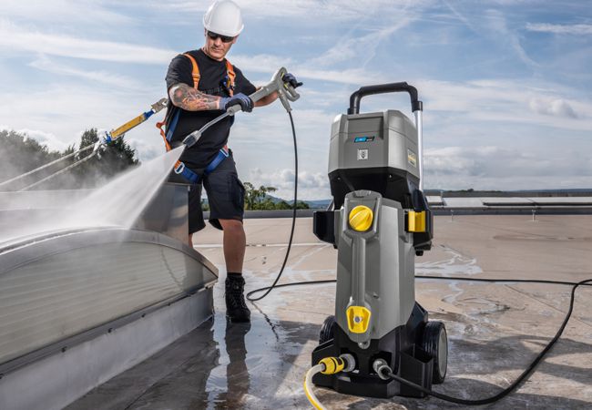 Produktbild Arbeiter reinigt mit einem Kärcher Professional Hochdruckreiniger