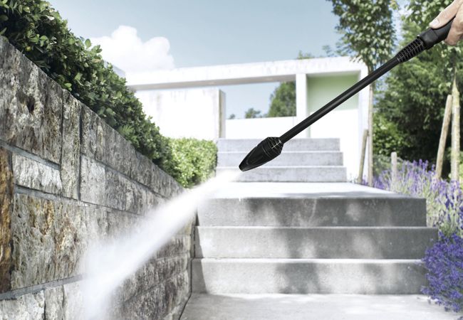 Produktbild Gartenmauer wird mit einem Hochdruckstrahl gereinigt