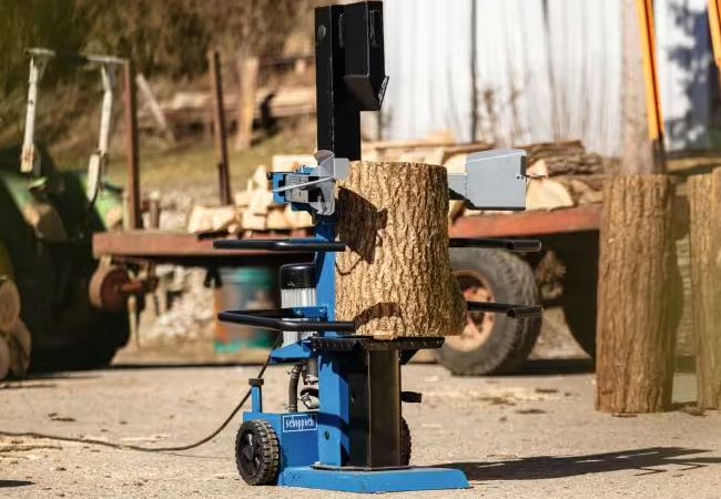 Produktbild Scheppach Holzspalter im Einsatz