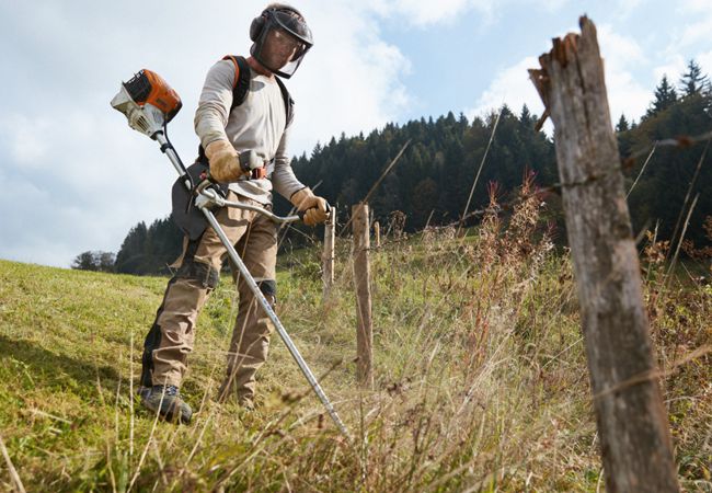 Produktbild Mann mäht Wiese mit einer Stihl Motorsense