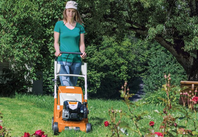 Produktbild Frau mäht Rasen mit Stihl Rasenmäher