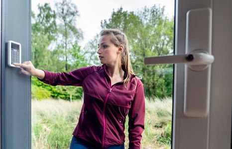 Produktbild elektroinstallation tuer kommunikation teaser