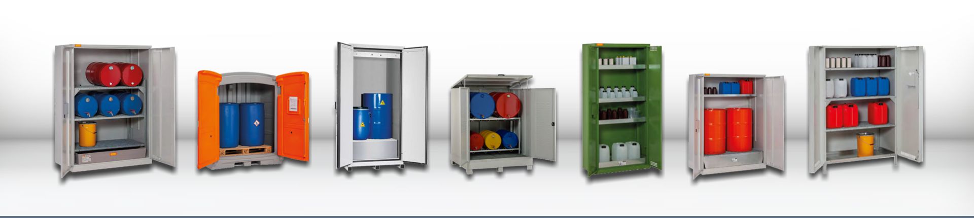 Sieben Fassschränke verschiedener Marken nebeneinander aufgereiht vor hellgrauem Hintergrund bild