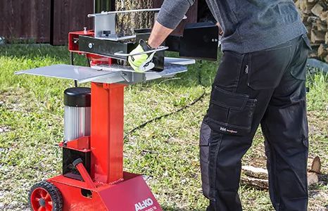 Produktbild Ein Mann bei der Bedienung eines Holzspalters von AL-KO