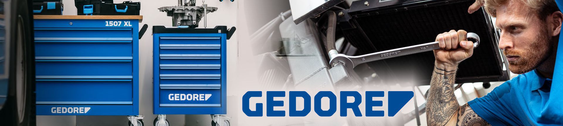 Bild Links zwei blaue Gedore Werkstattwagen, rechts ein Handwerker mit einem Gedore Schraubenschlüssel