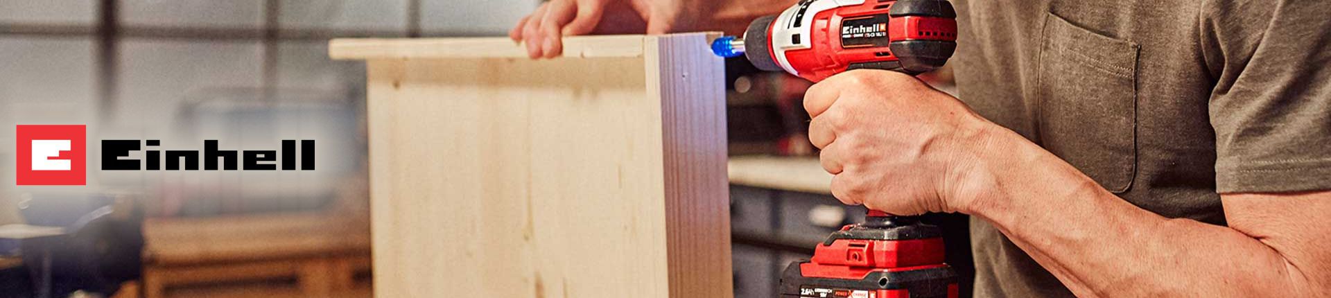 Bild Einhell Schrauber im Einsatz beim Verschrauben einer Leiste an einem Brett