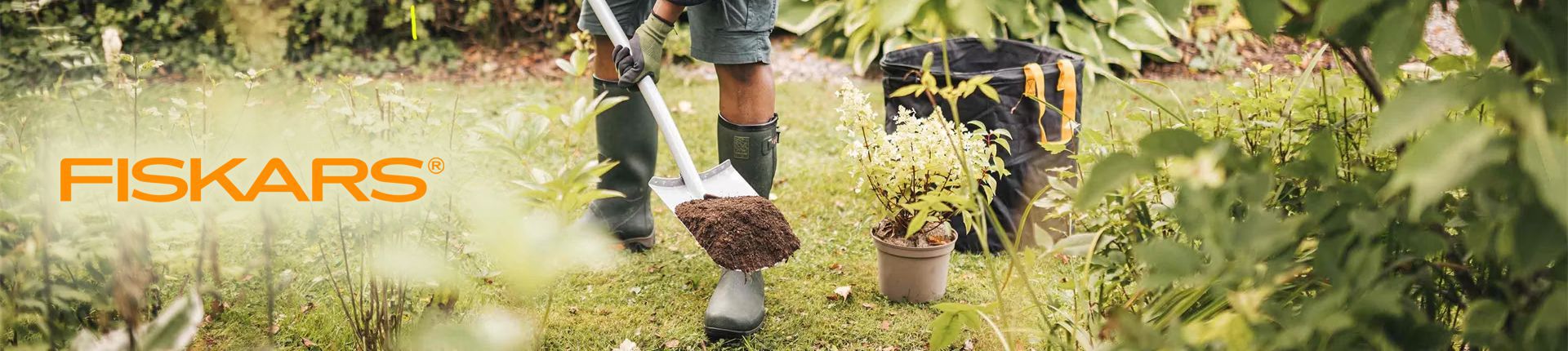 Bild Mann bei Gartenarbeiten mit einem Fiskars Spaten