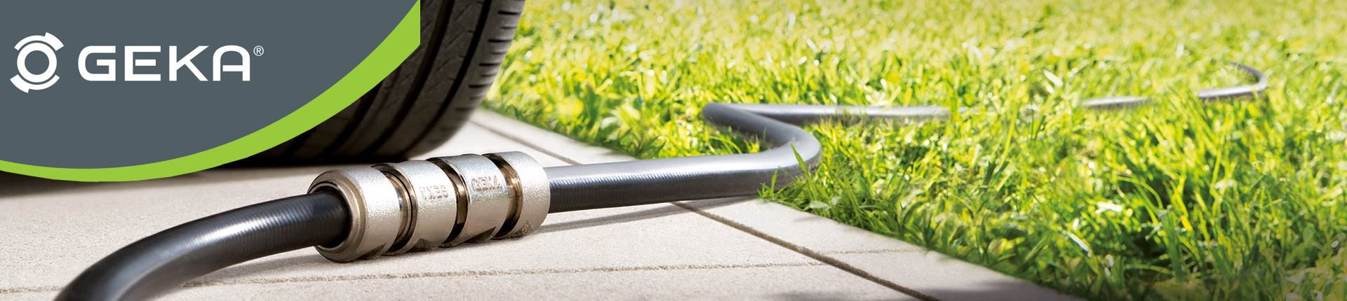 Bild Geka Schlauchverbinder an einem dunkelgrauen Gartenschlauch montiert