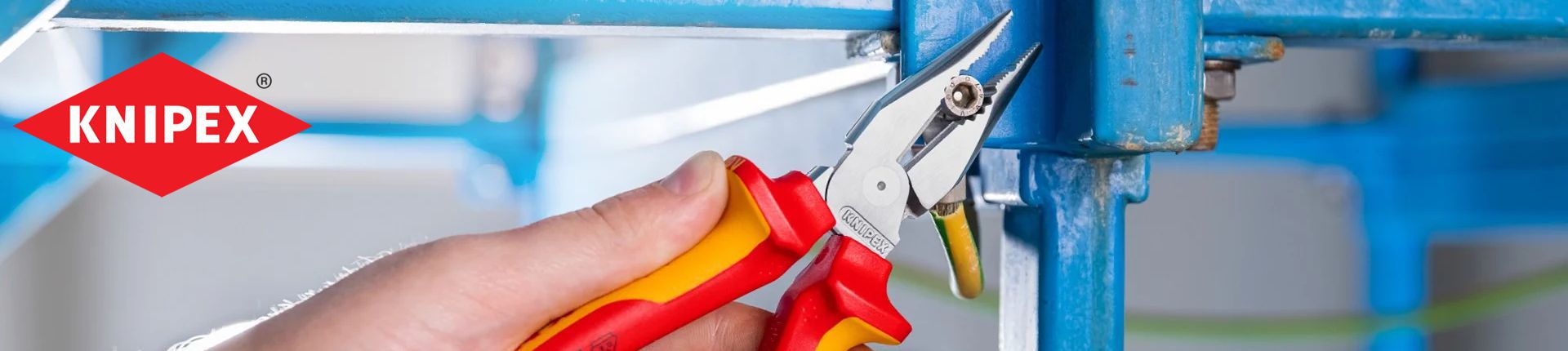 Bild Knipex Zange in Nahaufnahme beim Festdrehen einer Schraube