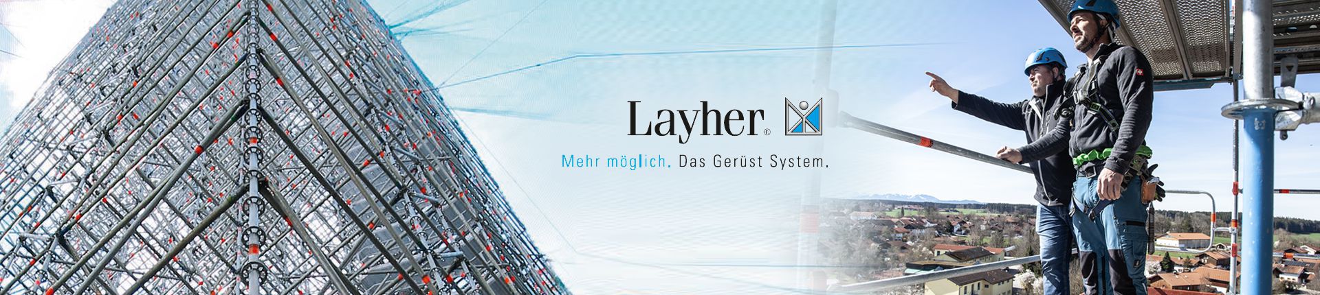 Bild Layher Gerüst von unten nach oben fotografiert auf der linken Seite und zwei Männer auf einem Layher Gerüst auf der rechten Seite
