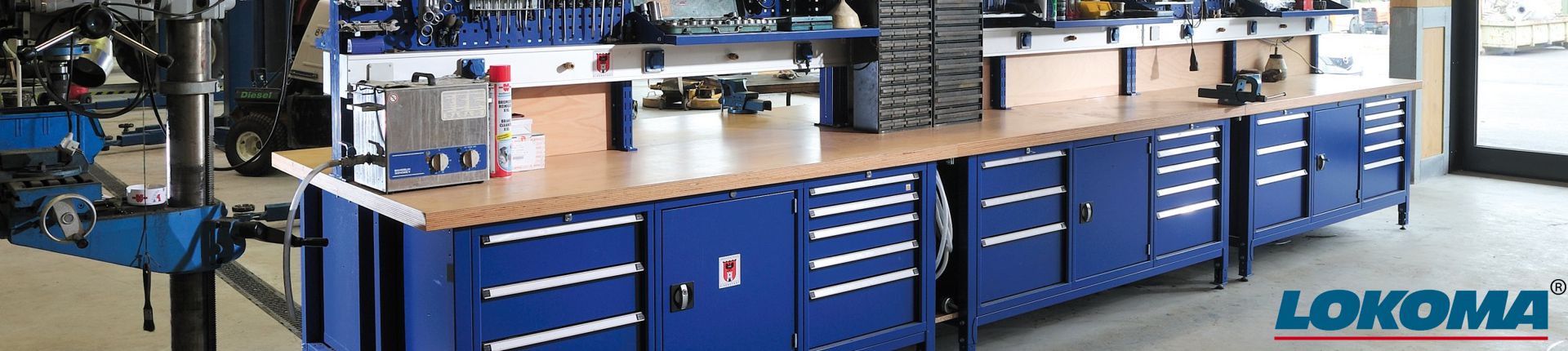 Bild Lokoma Reihenwerkbänke mit Holz-Arbeitsplatte und blauer Stahlkonstruktion