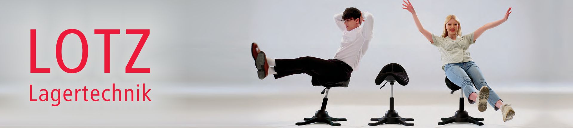 Bild Junger Mann und junge Frau auf je einem von drei schwarzen Lotz Drehhockern