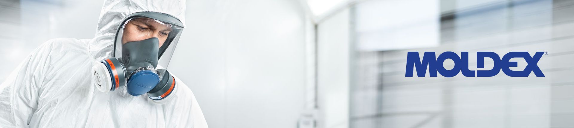 Bild Mann in einem weißen Schutzanzug mit Moldex Atemschutzmaske in einem Labor