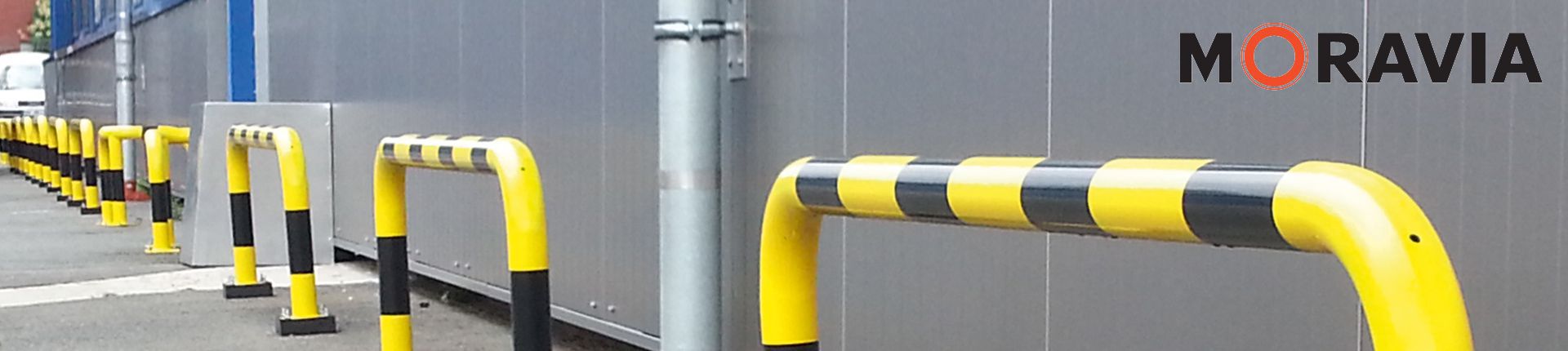 Bild Moravia Rammschutz vor einem Industriegebäude