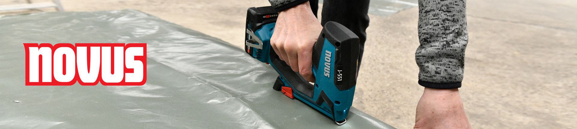 Bild Novus Akku-Tacker J-551 beim Tackern einer beigen Plane
