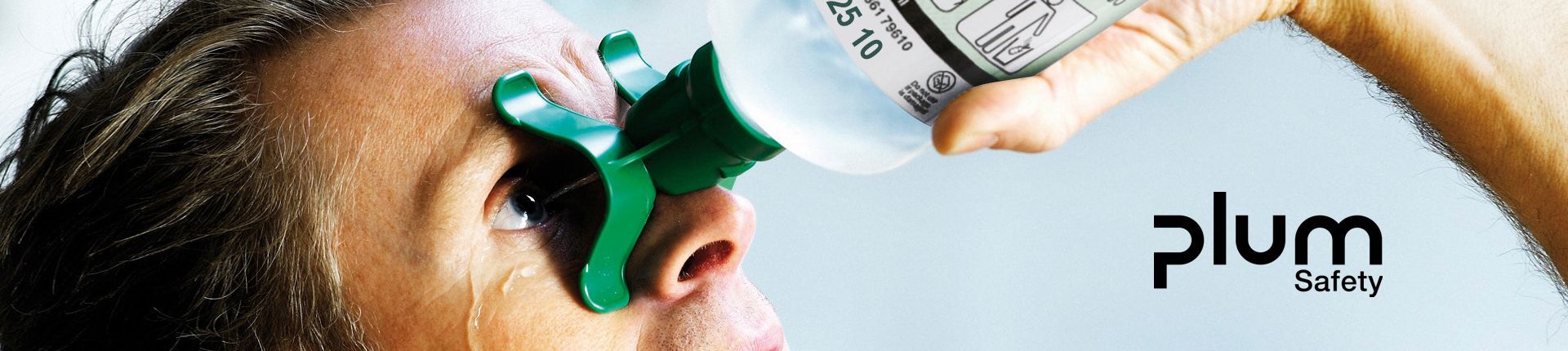 Bild Mann beim Spülen der Augen mit einer Augenspüllösung von plum safety