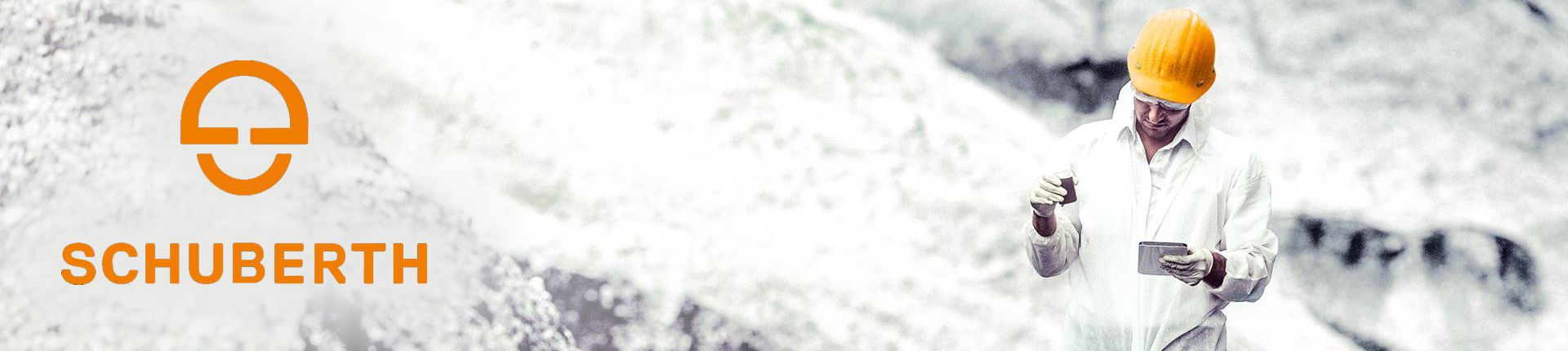 Bild Bauarbeiter in weißem Schutzanzug mit orangefarbenem Schutzhelm von Schuberth