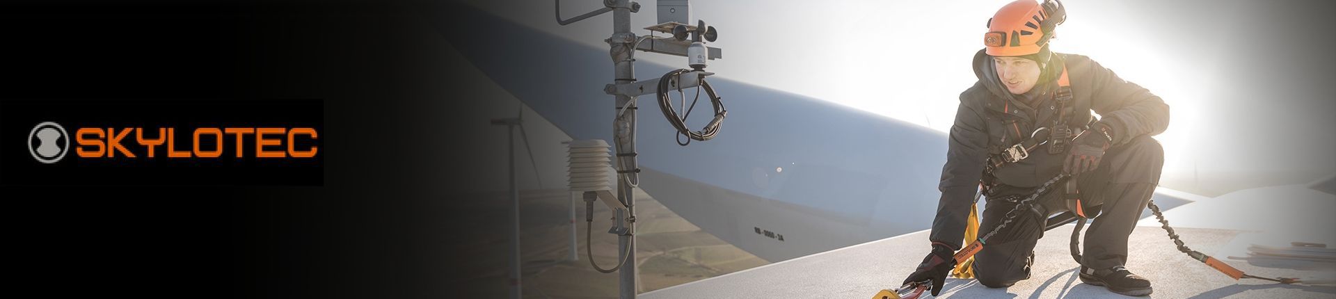 Bild Mann mit Skylotec Absturzsicherung auf dem Top eines Windrads